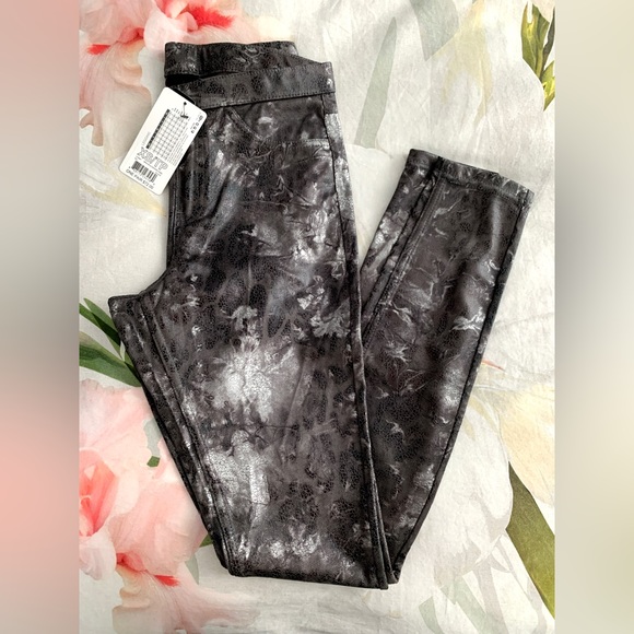 ❗️CLEAROUT❗️ NWT! HUE SILVER crackle snake print JEAN LEGGINGS - real pockets XS - Picture 1 of 5